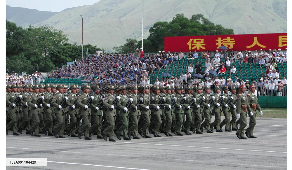 (1)China stages military parade in H.K.