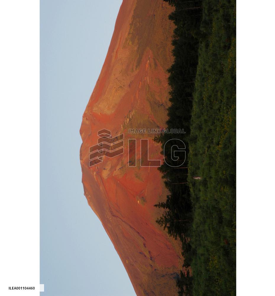 Mt. Fuji turns red in morning glow