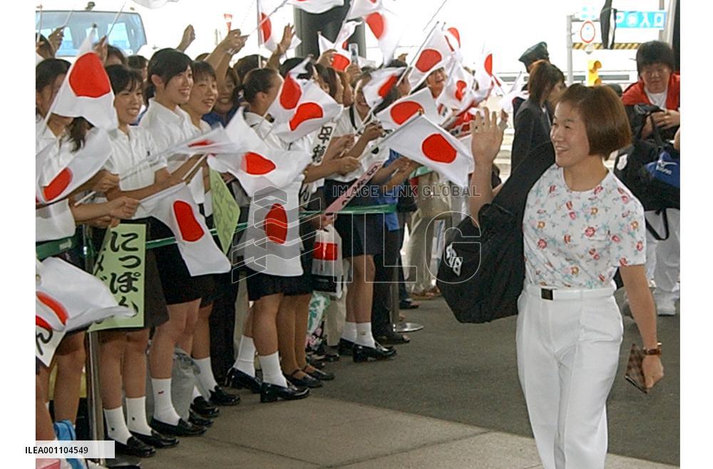 (2)Japanese Olympic delegates leave for Athens