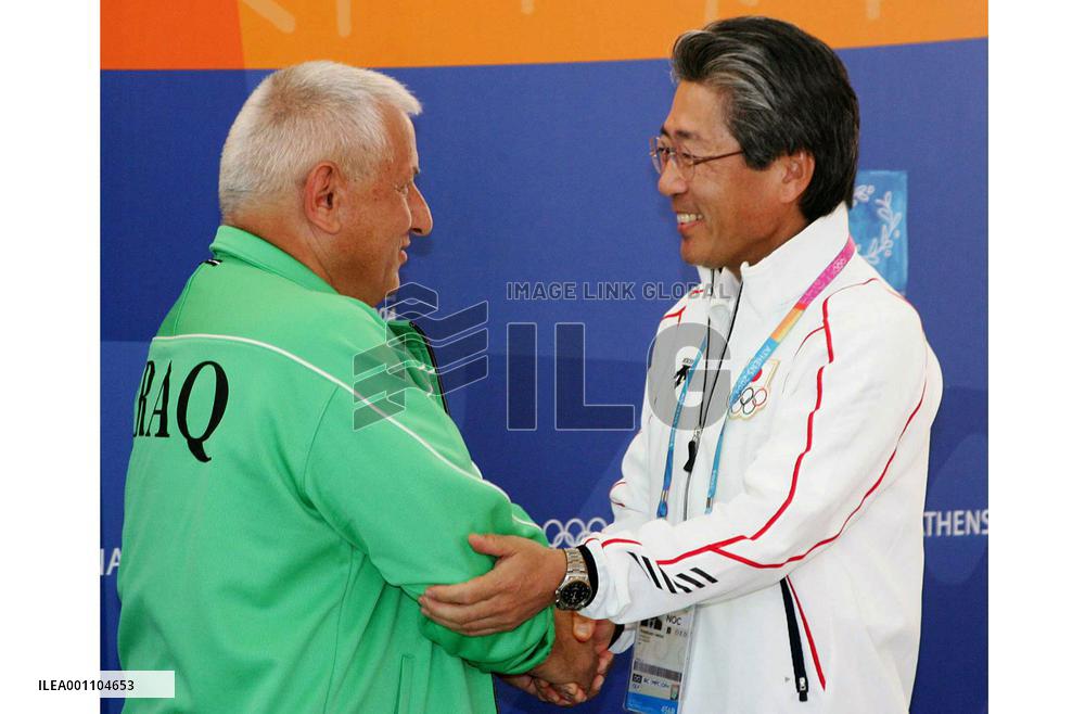 Japan gives sports supplies to Iraqi athletes in Athens
