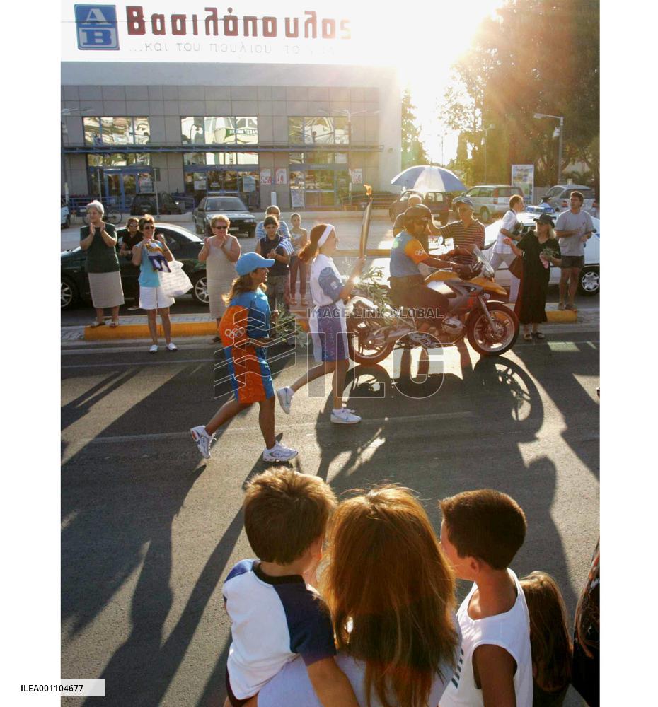 (2)Olympic torch heads for Athens