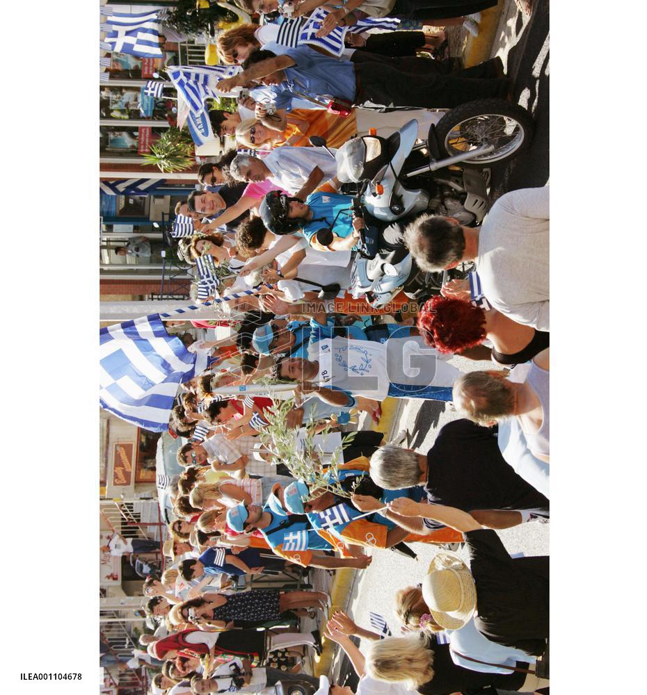 (3)Olympic torch heads for Athens