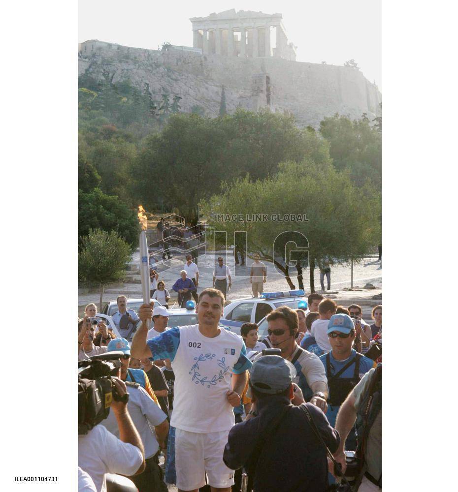 (2)Greece braces for Olympic opening