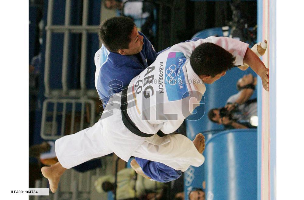 (2)Japan's Nomura advances to semifinals in judo