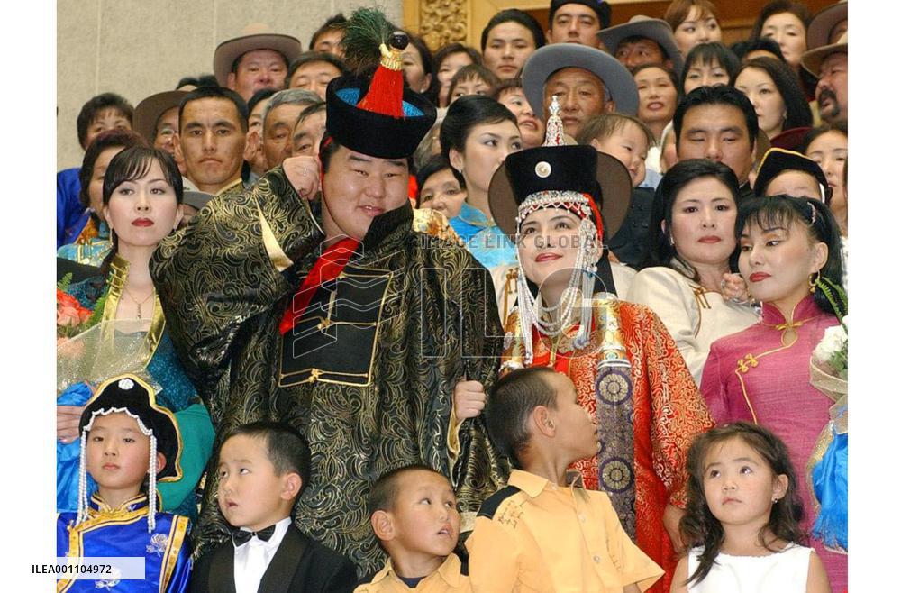 (2)Yokozuna Asashoryu holds wedding ceremony in Mongolia