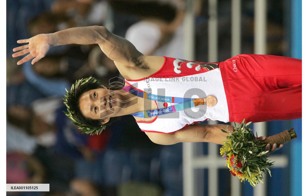 (2)Japan's Yoneda takes bronze for horizontal bar