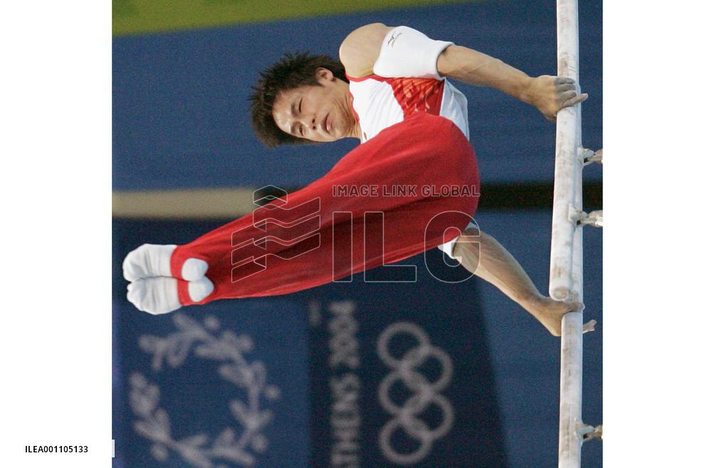 (3)Japan's Tomita takes silver in parallel bars