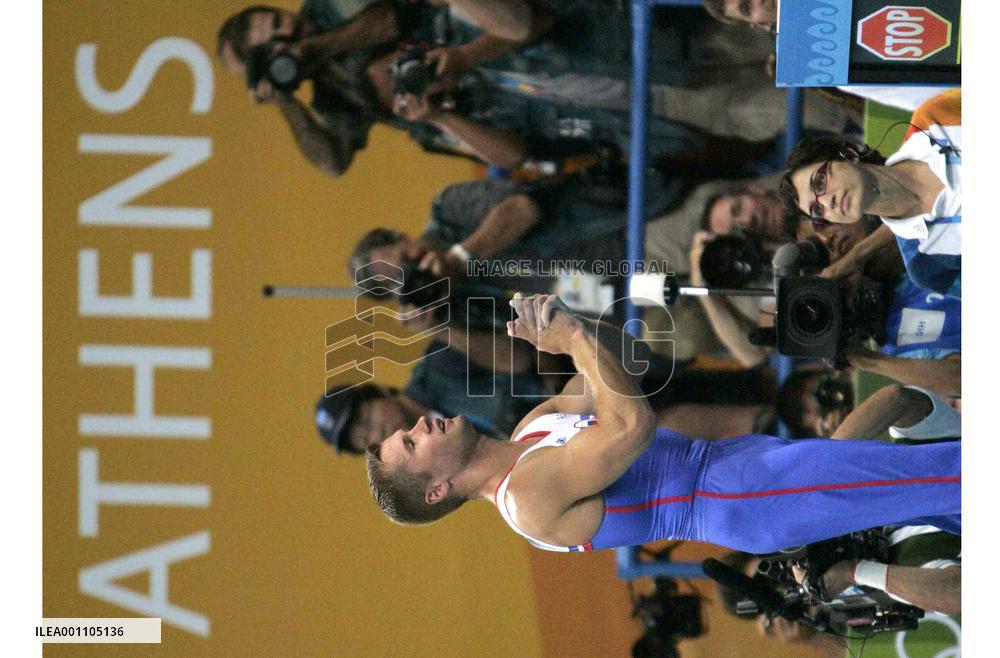 Horizontal bar final marred by booing fans