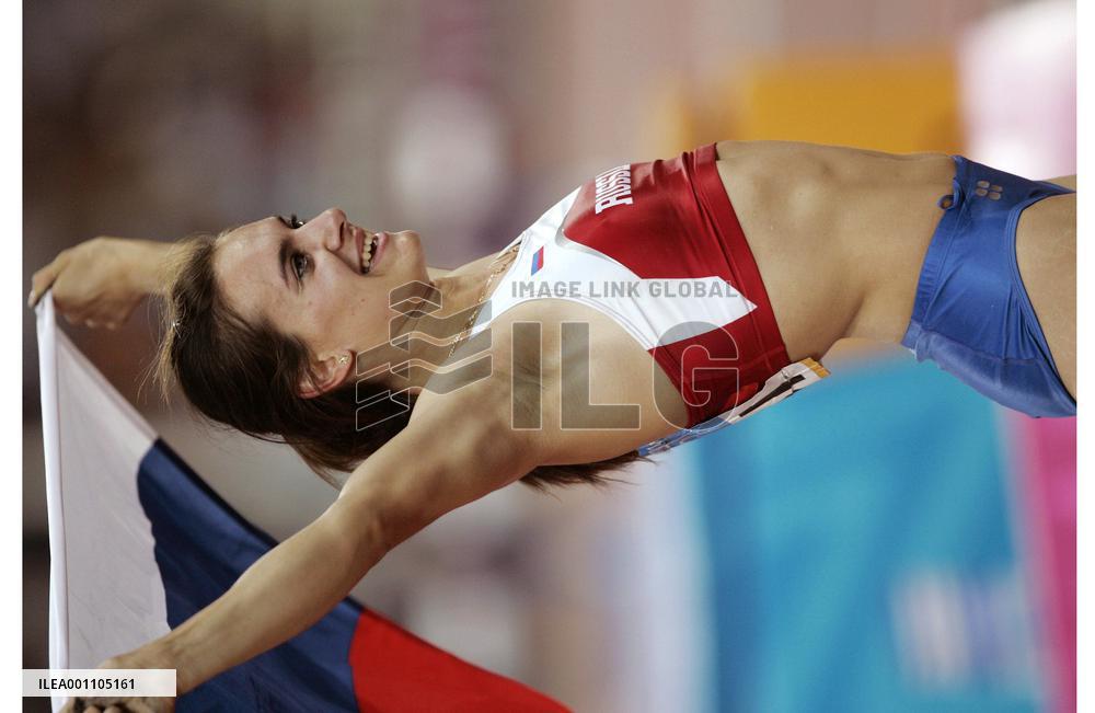 (3)Isinbayeva sets world record in women's Olympic pole vault