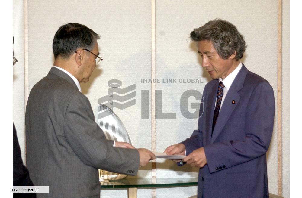 (1)Okinawa Gov. Inamine meets with PM Koizumi