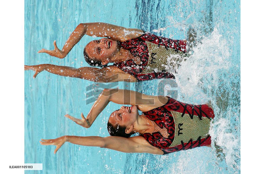 (2)Russia wins gold in Olympic synchronized duet