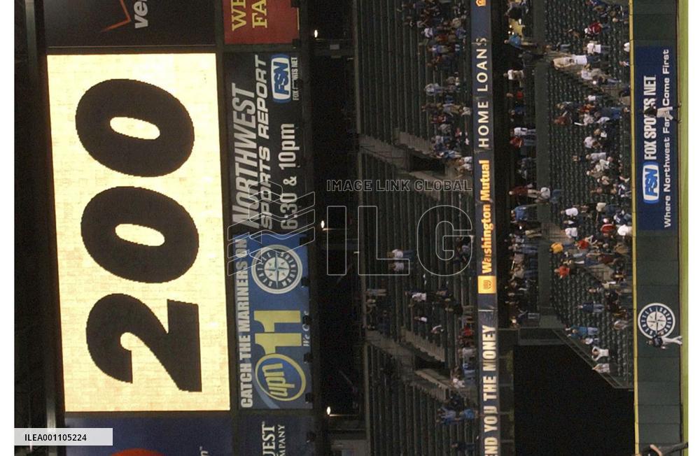 (2)Mariners' Ichiro achieves record with homer