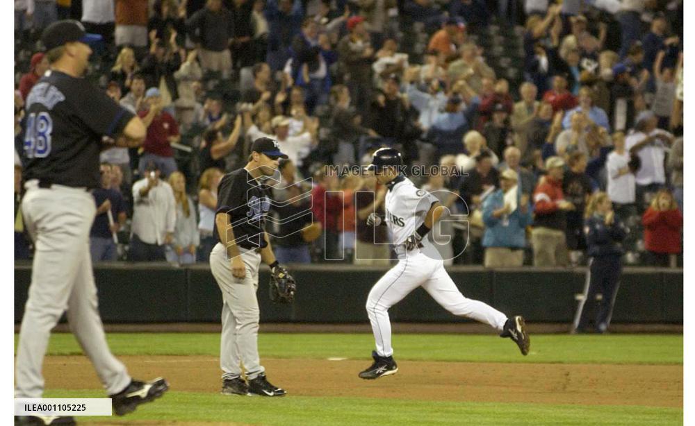 (1)Mariners' Ichiro achieves record with homer