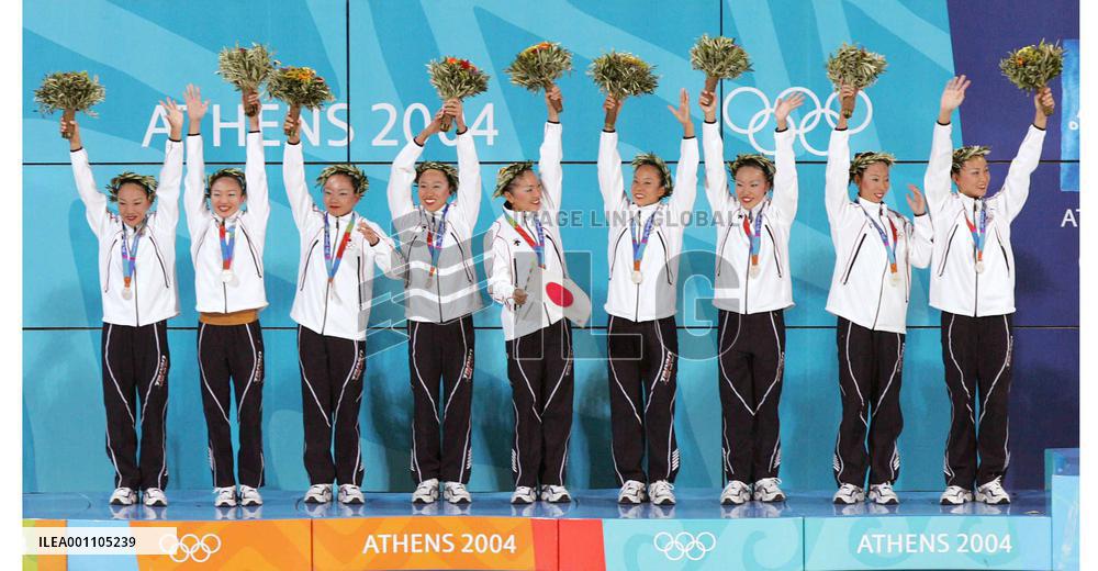 (1)Japan takes silver in team synchro swimming