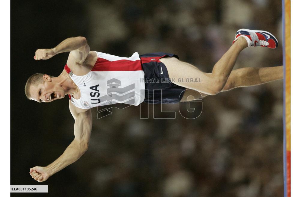 (2)Mack captures gold in men's pole vault