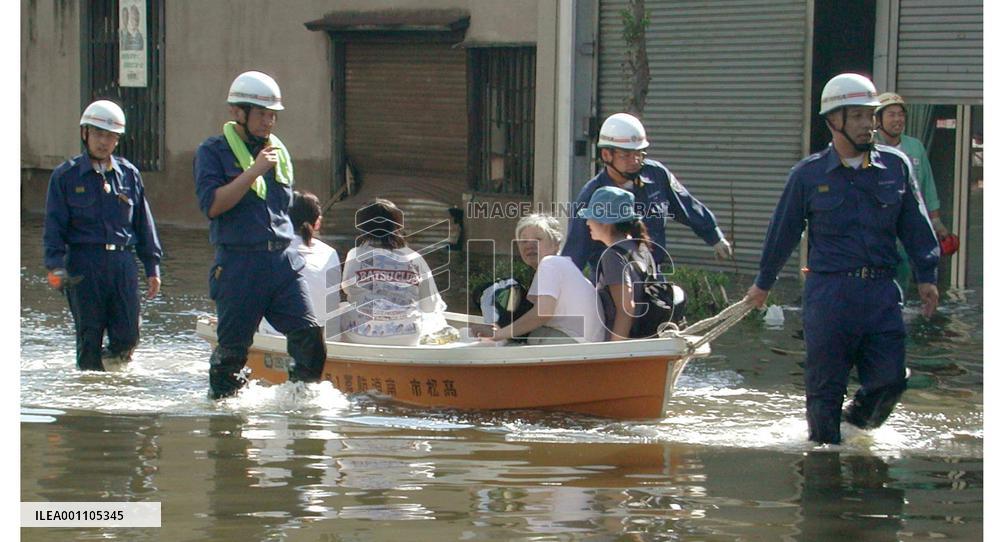 Typhoon leaves 9 dead, 6 missing, hits Hokkaido