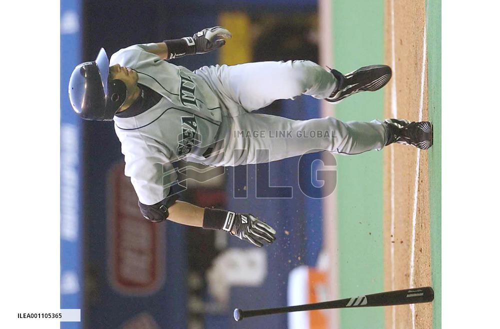 Ichiro still hot, singles in 1st inning
