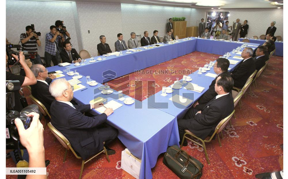 Baseball representatives discuss ways to avoid strike