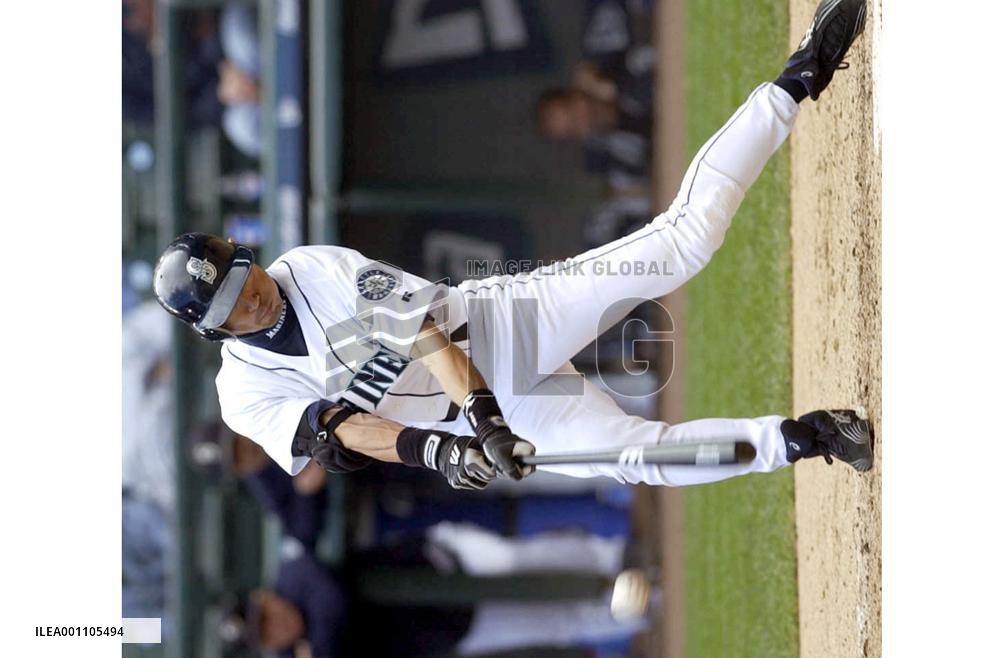 Mariners' Ichiro goes 2-for-4 against Red Sox