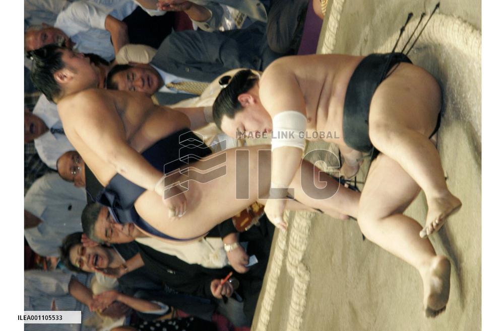 Asashoryu handed 1st defeat at autumn sumo