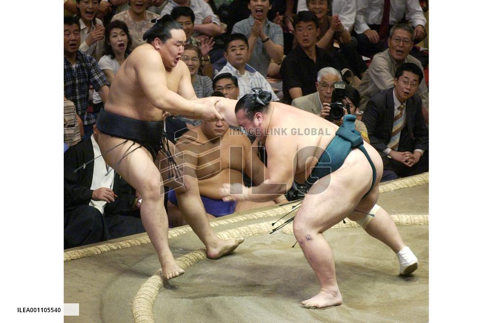 Yokozuna Asashoryu beaten by Iwakiyama at fall sumo