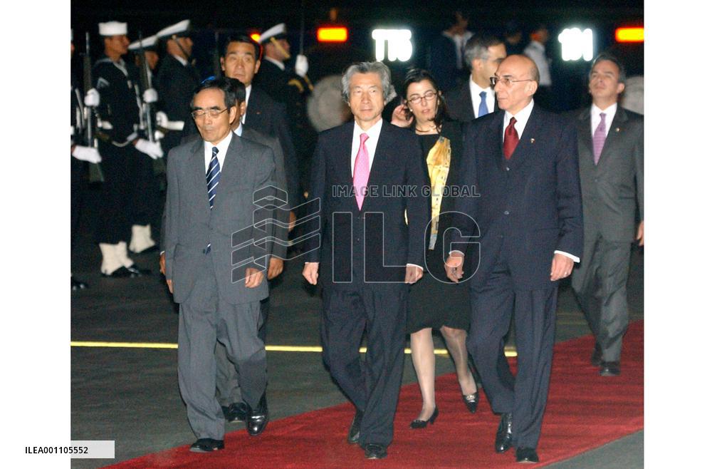Koizumi arrives in Mexico, to sign FTA accord Fri.