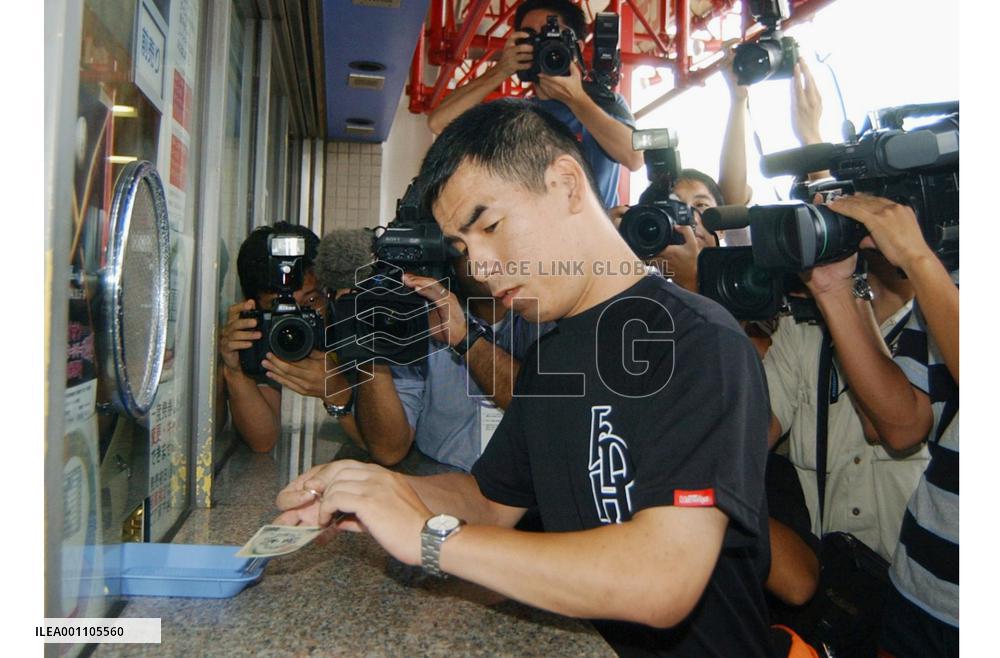 (3)1st strike by Japanese baseball players begins