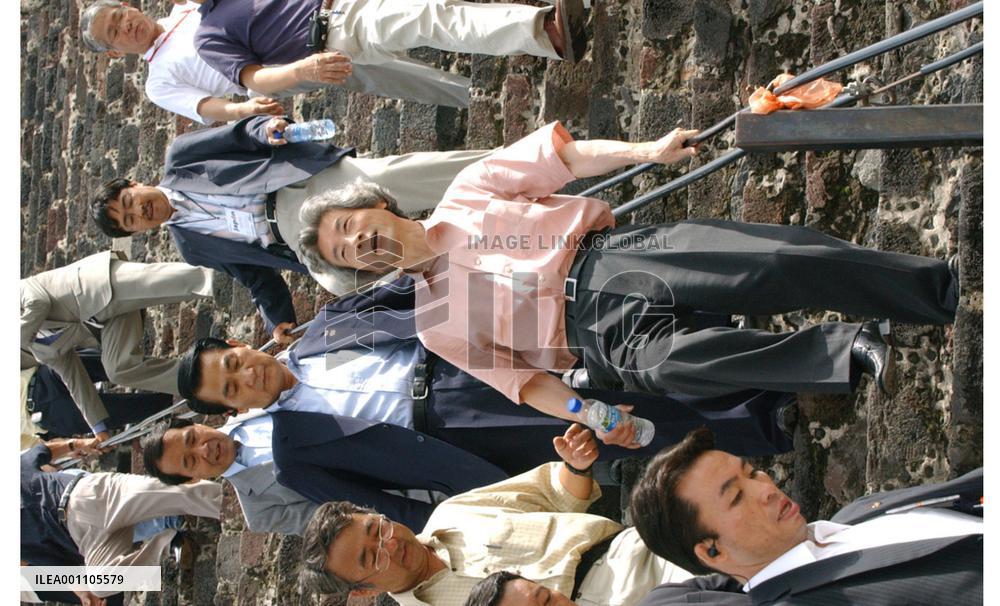 (1)Koizumi visits Mexican ruins