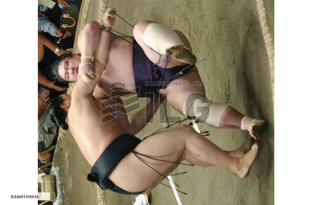 Asashoryu takes share of lead at autumn sumo