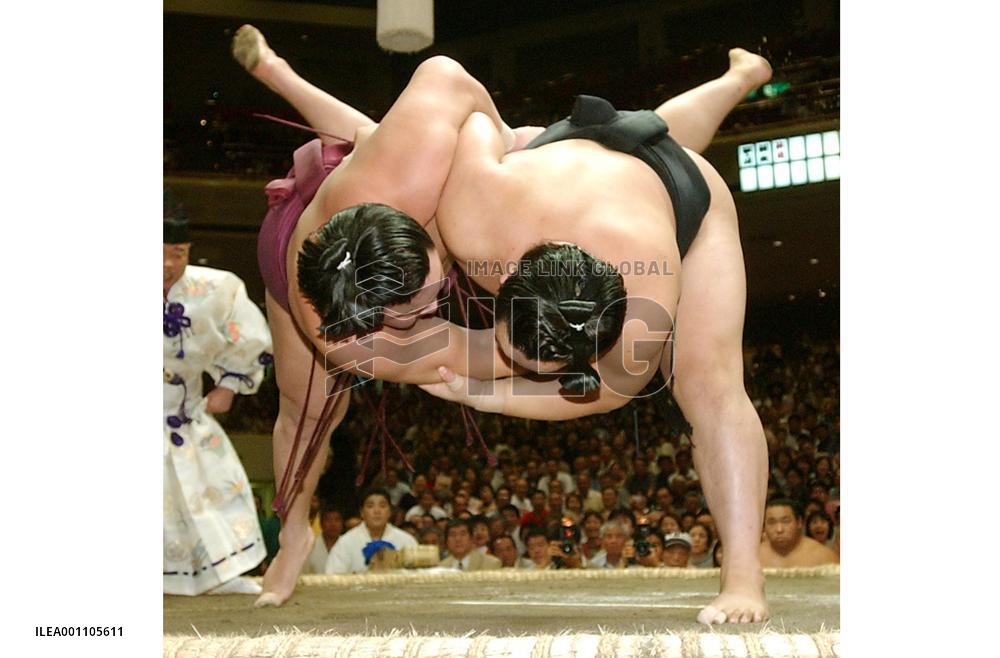 Yokozuna Asashoryu beats Hakuho