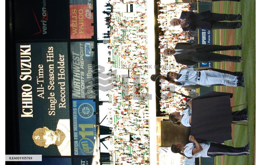 (1)Ichiro honored in ceremony for establishing record