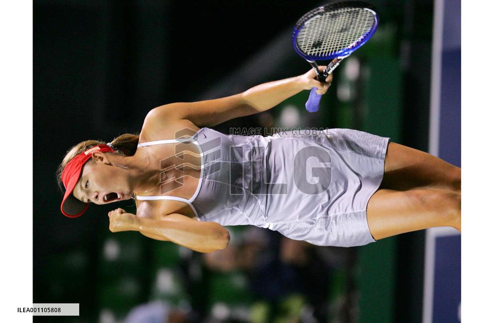(2)Sharapova beats Stosur in 2nd round match at Japan Open