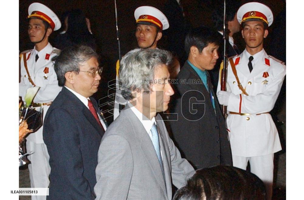 (1)Koizumi arrives in Hanoi for ASEM