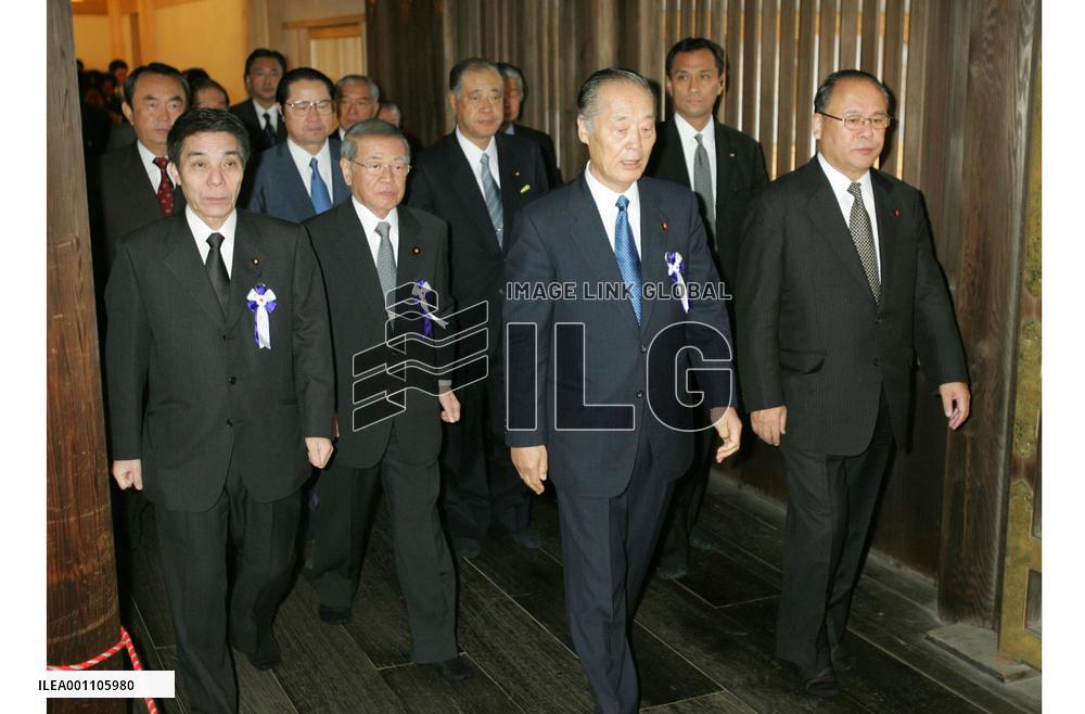 (2) 79 lawmakers including Takebe visit Yasukuni for fall festival