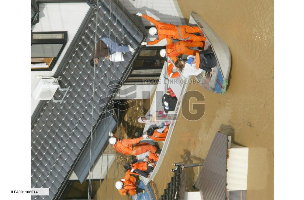 (1)Year's worst typhoon batters Japanese archipelago