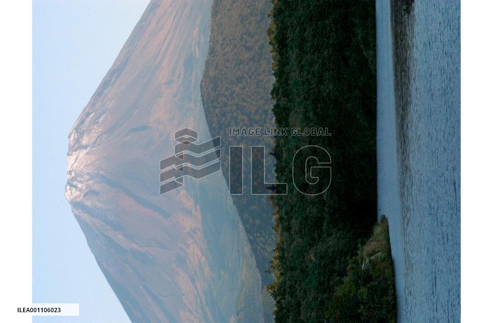 Mt. Fuji gets season's first snow