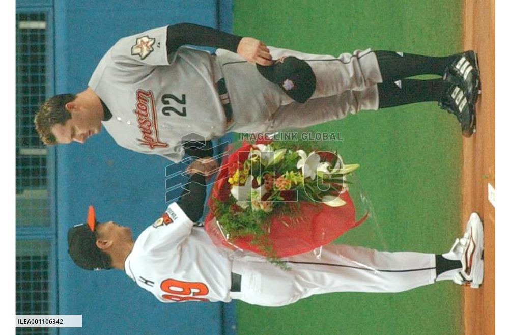 Clemens congratulated in Japan over Cy Young Award