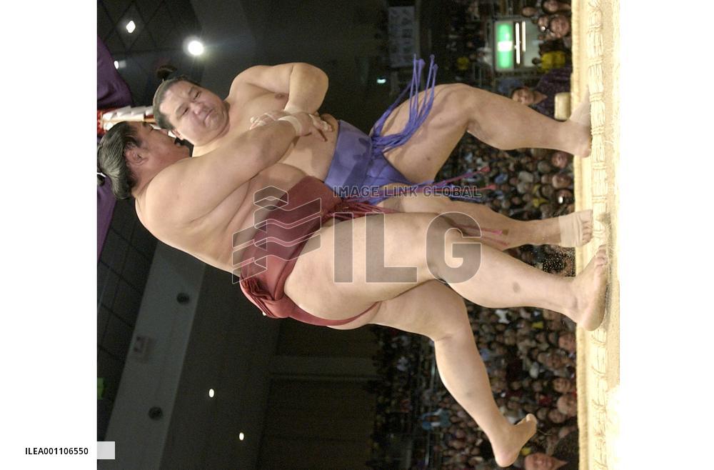 Kaio scores 6th win at Kyushu sumo