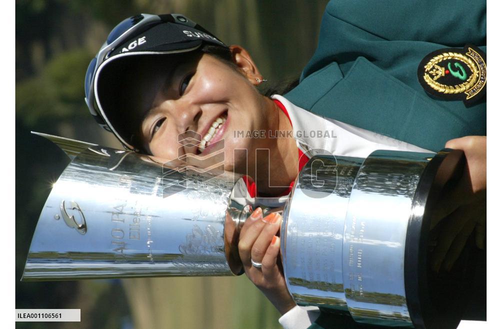 (2)Miyazato wins Elleair Ladies, race for money title heats up