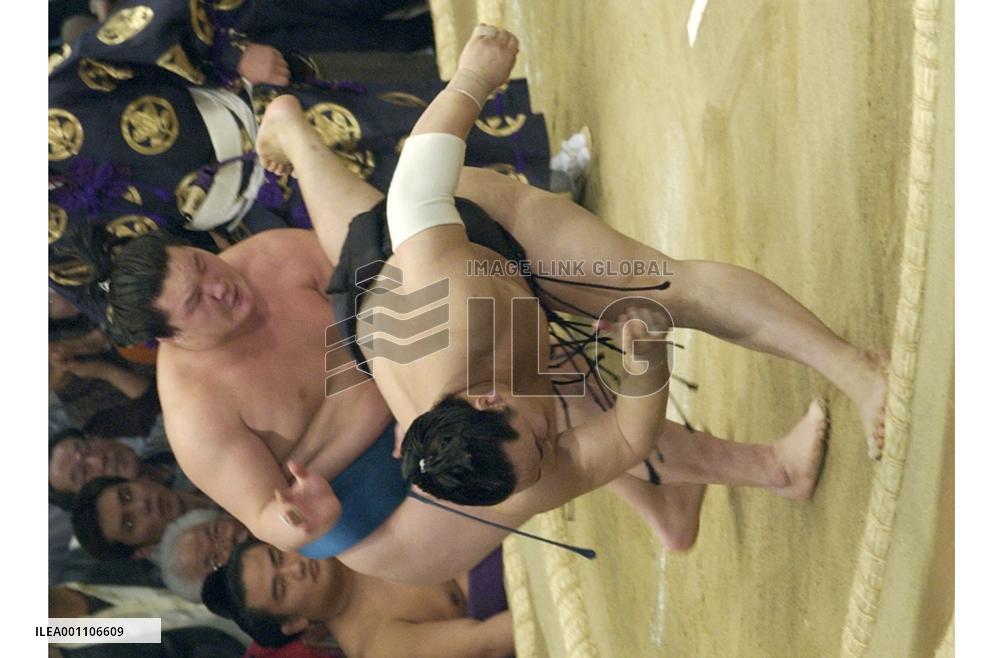 Asashoryu suffers shock 1st defeat at Kyushu sumo