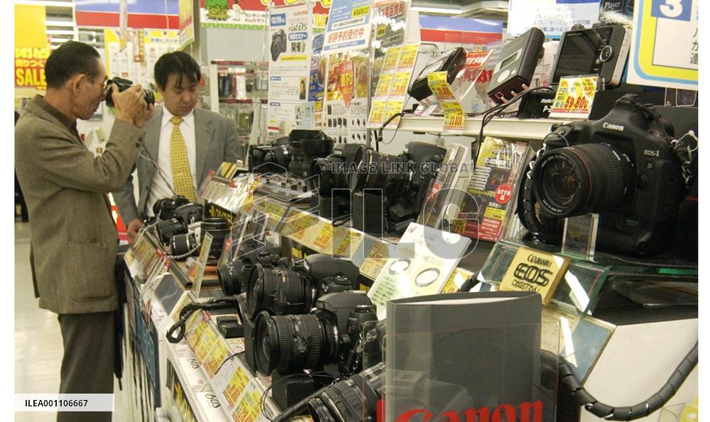 Camera makers out to boost sales of digital SRL models