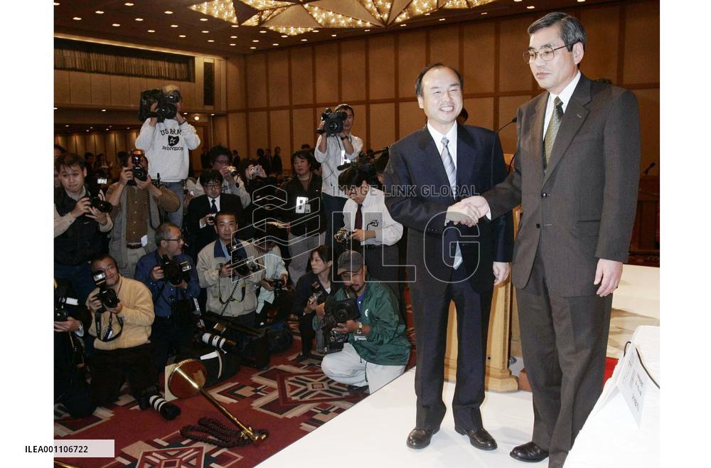 (1)Softbank inks accords to buy Daiei Hawks