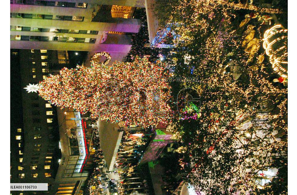Christmas tree at N.Y.'s Rockefeller Center lit up