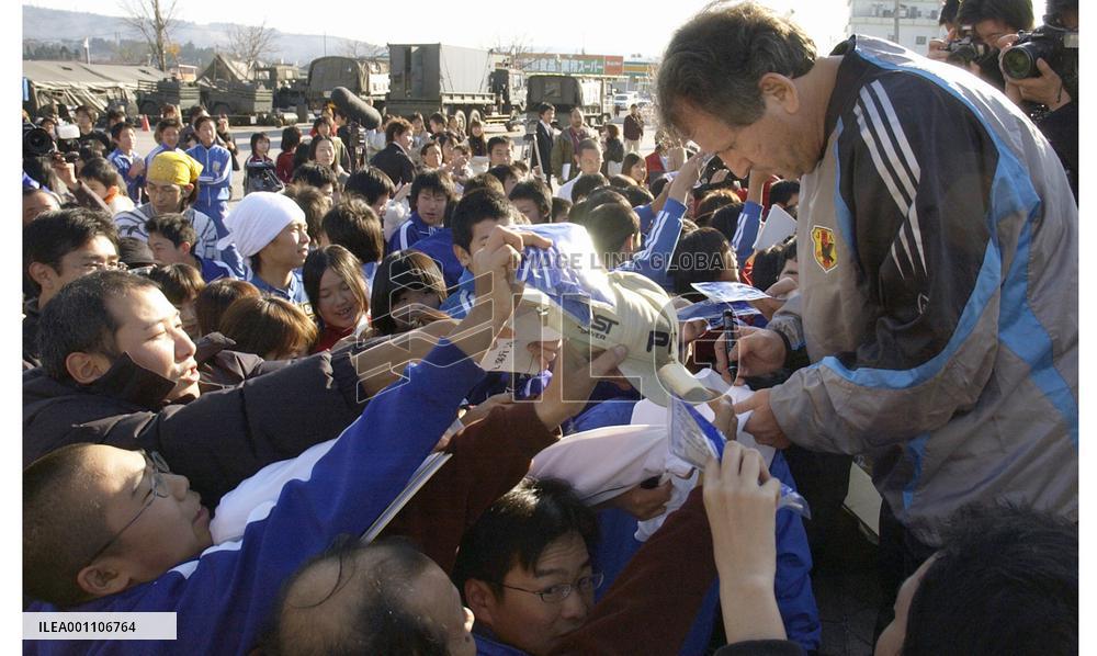 (1)Zico's men in Niigata to pep up quake victims