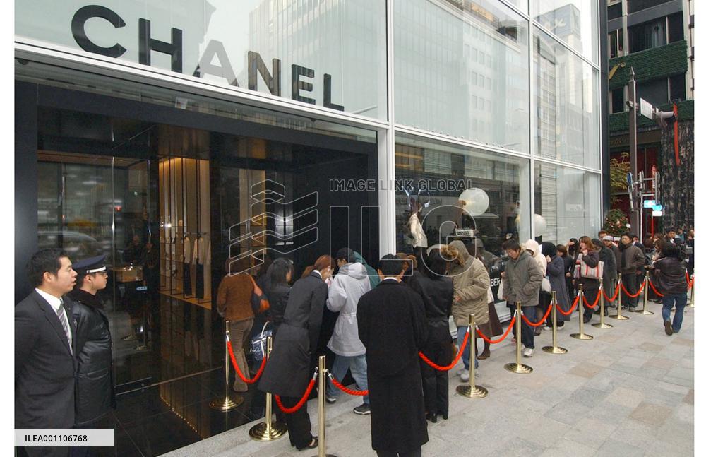 (1)Chanel opens Ginza boutique