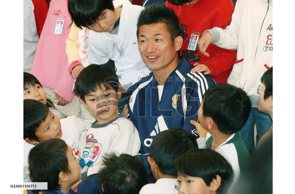 (2)Zico's men in Niigata to pep up quake victims
