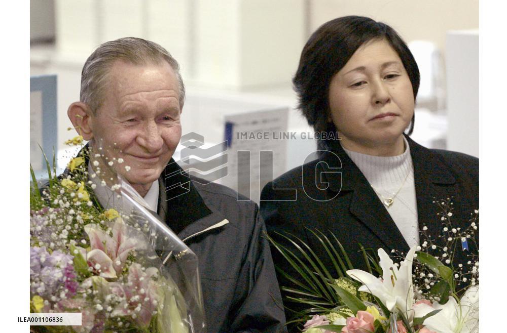 (6)Jenkins arrives in Niigata for new life with family