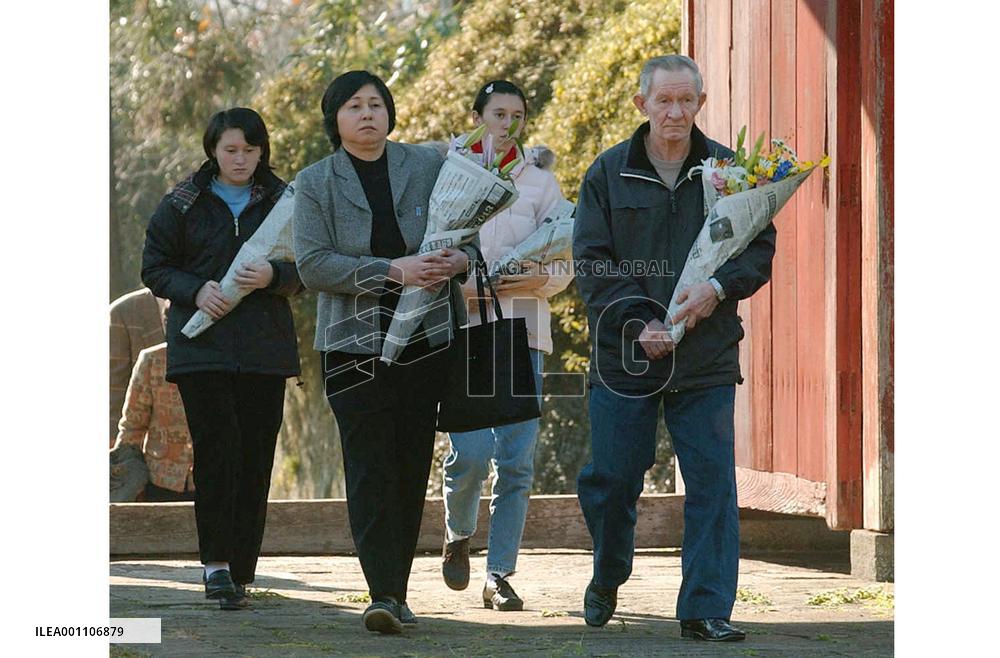 Jenkins, Soga, daughters visit ancestors' grave