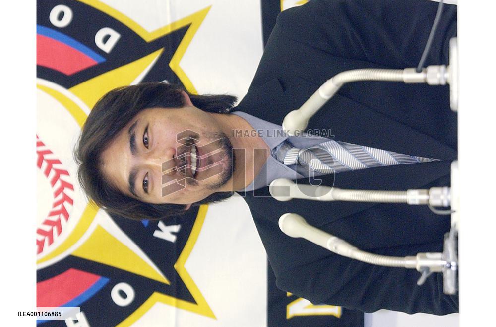Ogasawara re-signs with Nippon Ham for unchanged amount