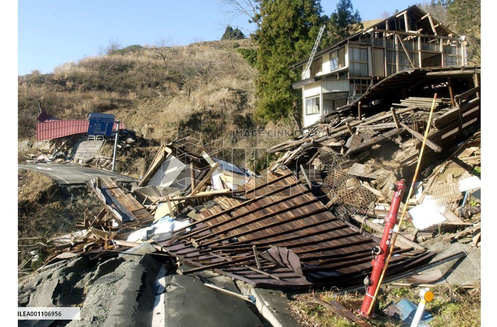 (5)Media members visit quake-isolated Yamakoshi village